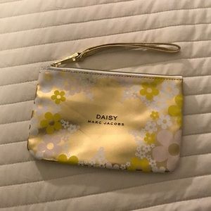 NWOT Daisy Marc Jacobs Wristlet